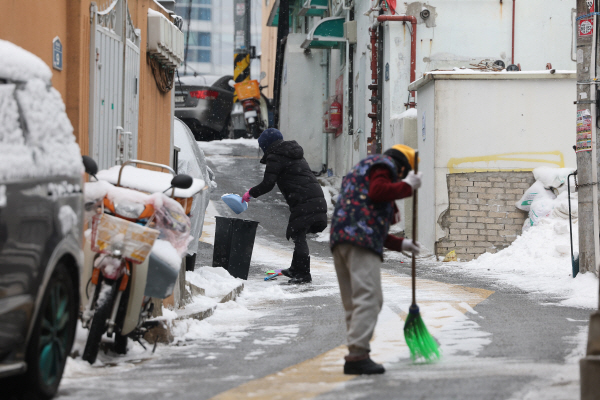 치워도 치워도<YONHAP NO-4807>