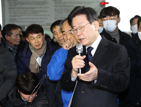 가축시장 찾은 이재명 대표<YONHAP NO-5127>