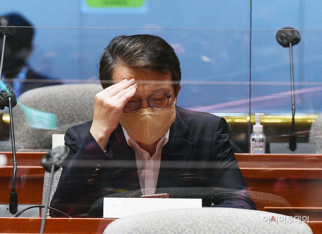 [포토] 생각에 잠긴 김의겸 의원