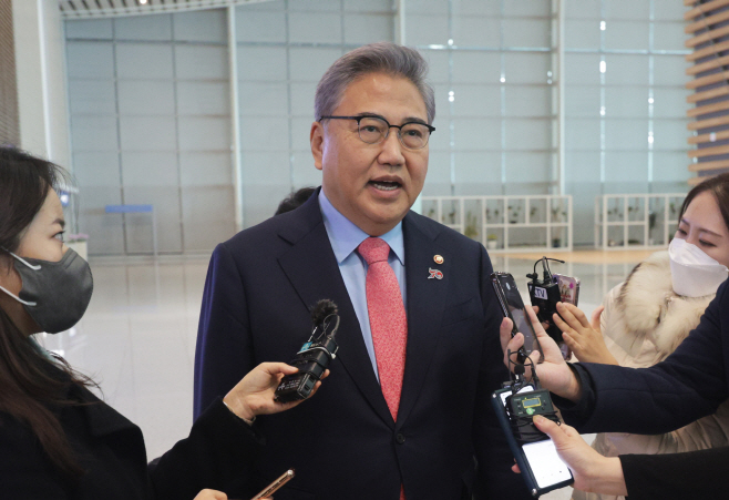 취재진 질문에 답하는 박진 장관<YONHAP NO-1875>