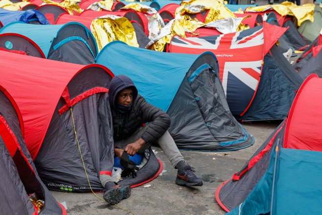 프랑스 파리서 텐트 치며 '거주시설 부족' 시위하는 이민자들