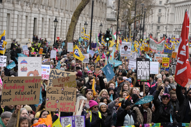 Britain Strikes <YONHAP NO-0068> (AP)