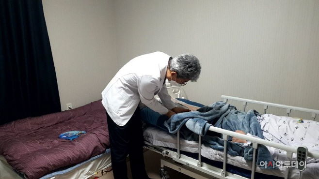 노인복지과(대상자 가정에 방문해 한의진료 제공하는 의료진)