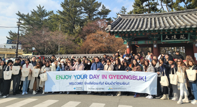 태국 단체관광객들과 공사 임직원이 경주 대릉원에서 기념촬영