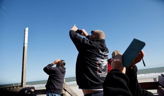 중국 '정찰풍선' 격추 모습 촬영하는 美 사우스캐롤라이나 주민들