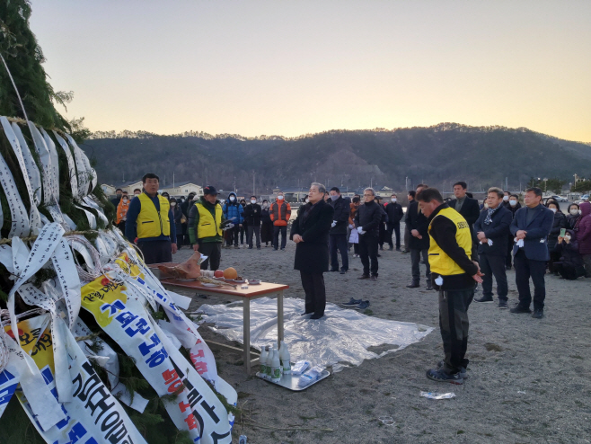 절하고 있는 김한성 본부장
