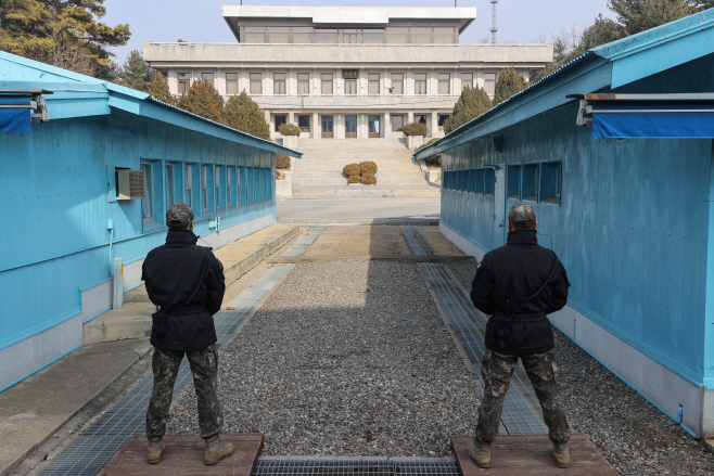 군사분계선 지키는 국군<YONHAP NO-2850>