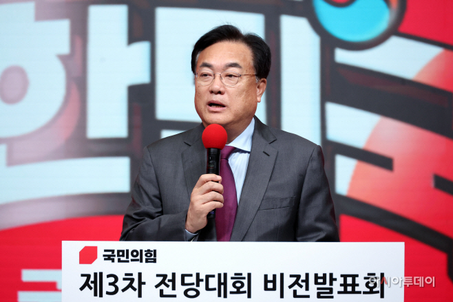[포토] 인사말하는 정진석 비대위원장
