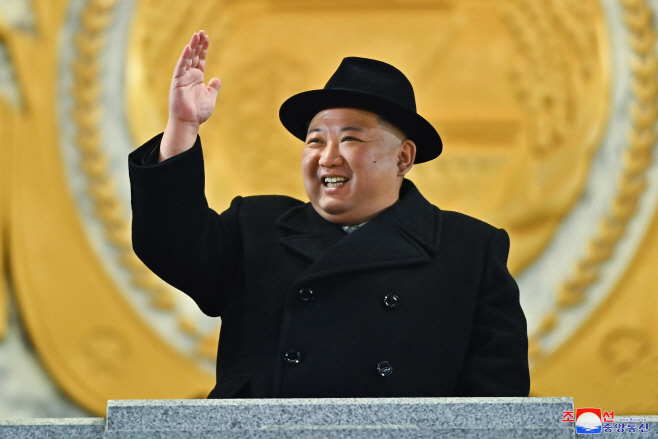 '건군절 75주년' 야간열병식에 참석한 북한