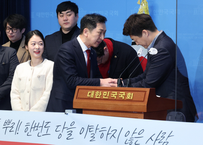 인사하는 김기현 당대표 후보