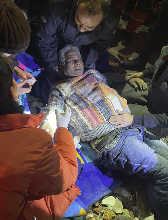 한국 긴급구호대, 생존자 첫 구조…70대 남성<YONHAP NO-3719>