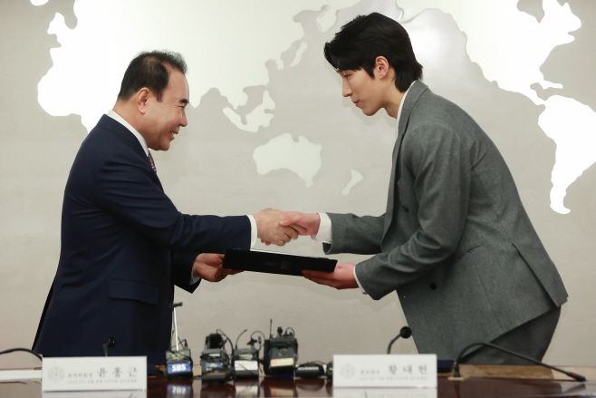 홍보대사 위촉장 전달하는 윤홍근 회장<YONHAP NO-3604>