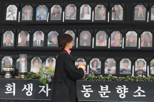 멈추지 않는 슬픔과 애도<YONHAP NO-2082>