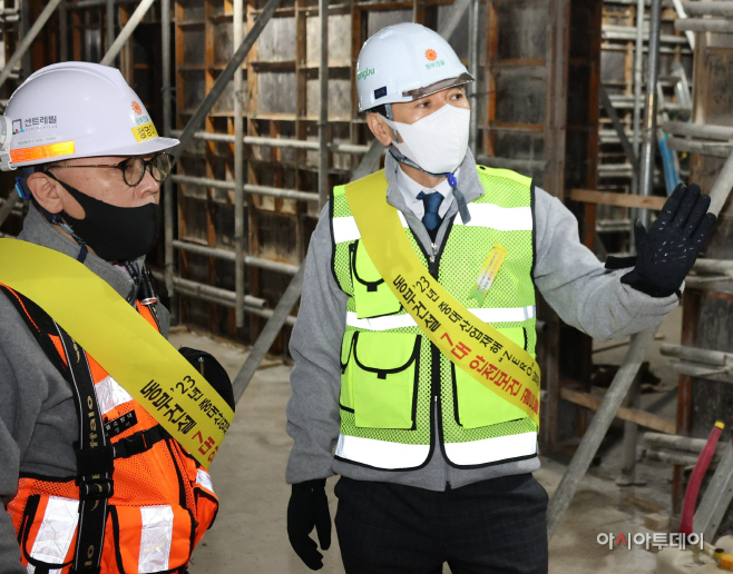 윤진오 동부건설 사장이 현장을 둘러보고 있다.