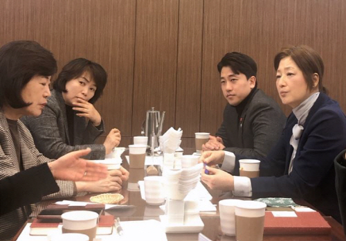 국회간담회 사진_1