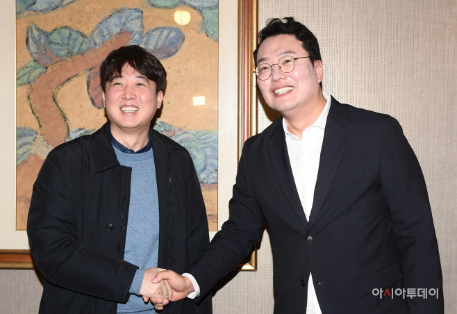 [포토] 천하람 당대표 후보와 악수하는 이준석 전 대표