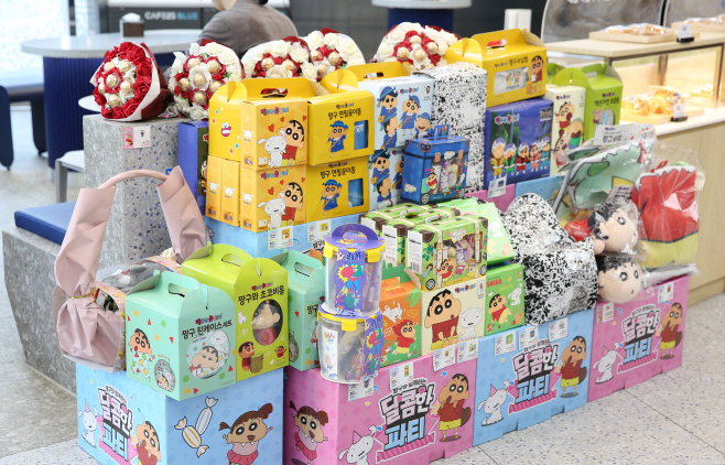 GS25에 밸런타인데이 컬래버 기획세트 상품들이 진열돼 있다