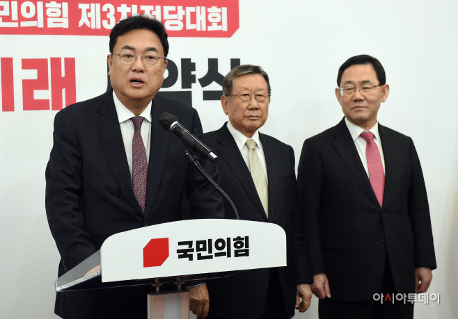 [포토] 인사말하는 정진석 비대위원장