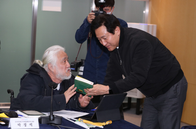 전장연 자료 받는 오세훈 시장<YONHAP NO-4096>