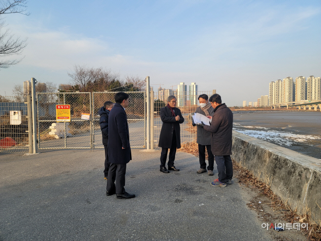 230213 사진(김진용 청장 폐쇄된 아암호수변 도로 현장 확인)