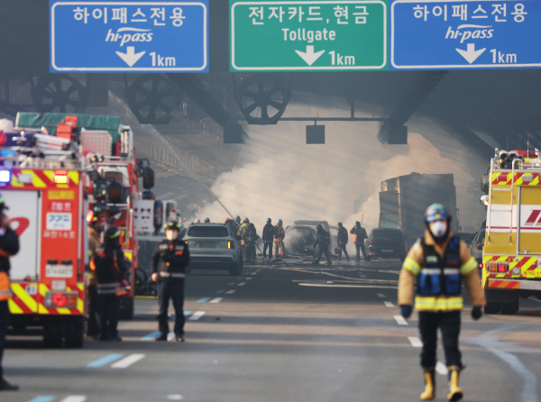 진화작업 하는 소방관들<YONHAP NO-2725>
