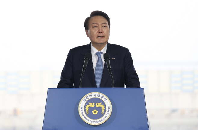 군산조선소 선박 블록 첫 출항식 참석한 윤석열 대통령