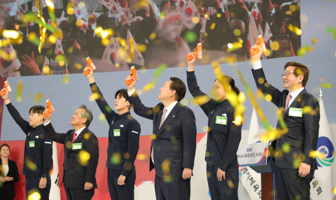 한마음 퍼포먼스 하는 윤석열 대통령<YONHAP NO-2648>