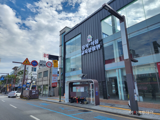 익산역 앞 중앙동 문화예술의거리 입구에 조성된 익산시