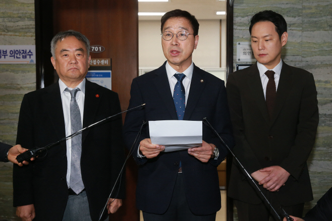태영호 징계안 제출 뒤 발언하는 위성곤