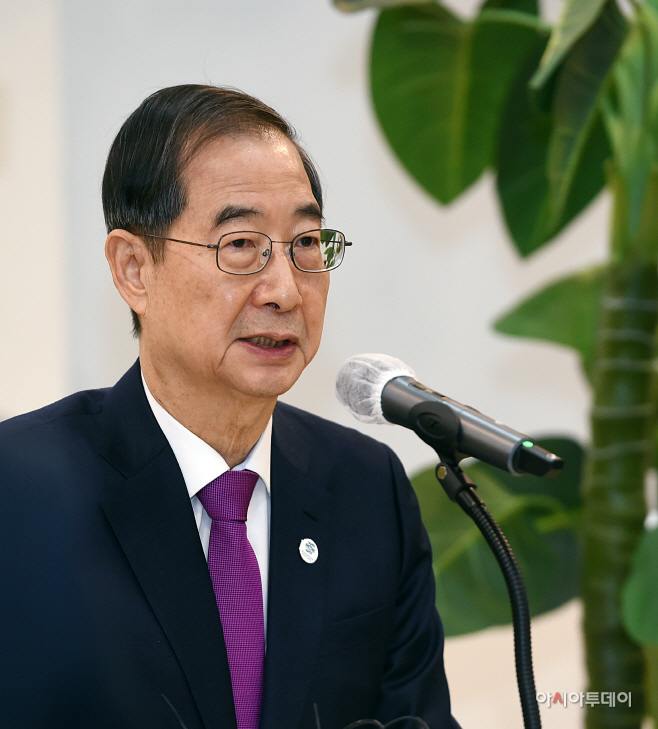 [포토]기자들의 질문에 답변하는 한 총리