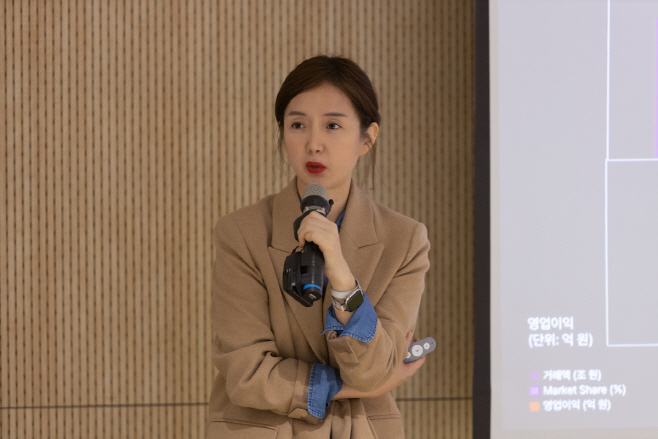 [보도사진]11번가 안정은 사장 타운홀 미팅 발표모습_1