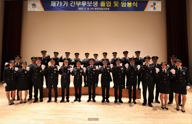 단체 기념사진 가운데. 여인태 교육원장