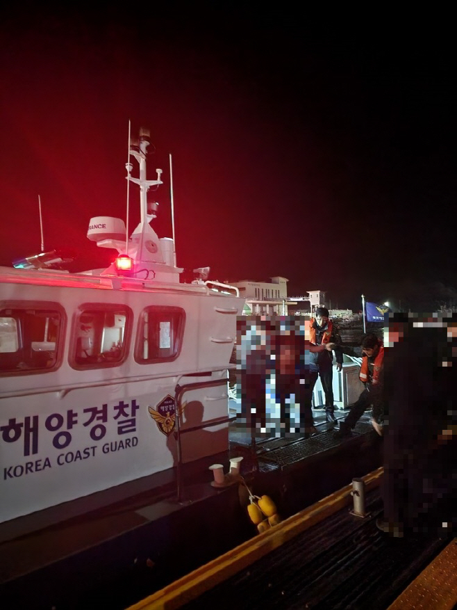 15일 진도군에서 발생한 응급환자를 이송하고 있다(1)