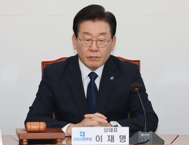 최고위원회의 참석한 이재명 대표