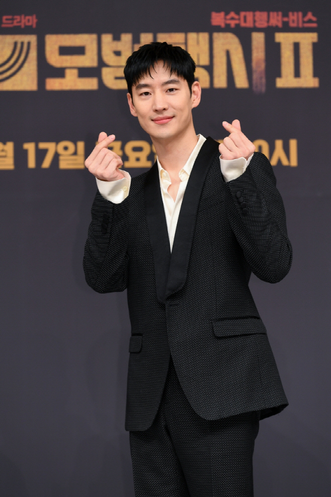 포즈 취하는 이제훈