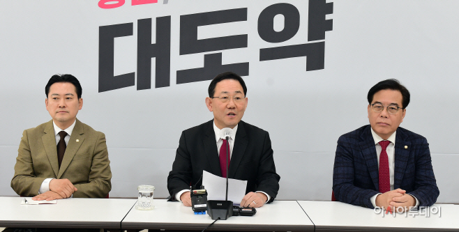 [포토] 기자간담회 하는 주호영 원내대표