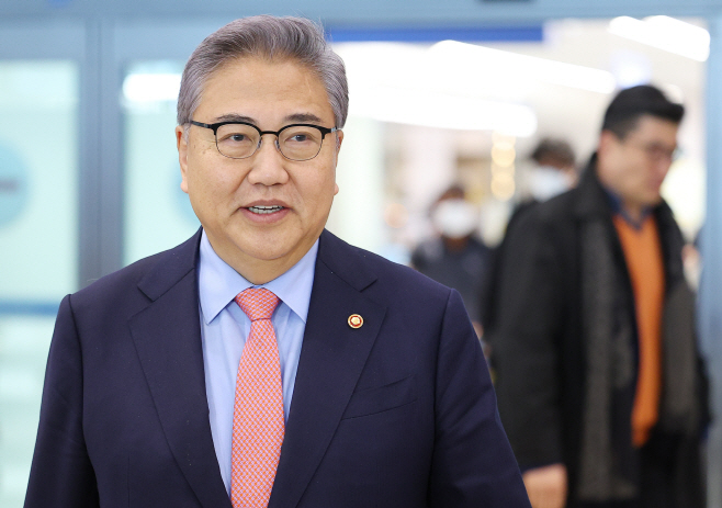 취재진 질문에 답하는 박진 외교부 장관<YONHAP NO-3691>