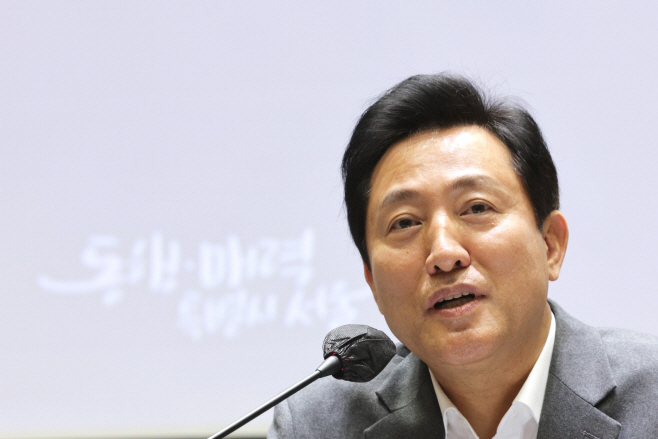 취재진 질문에 답하는 오세훈 시장<YONHAP NO-2854>