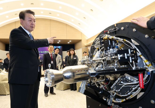 소형 우주 발사체 살펴보는 윤석열 대통령<YONHAP NO-2344>