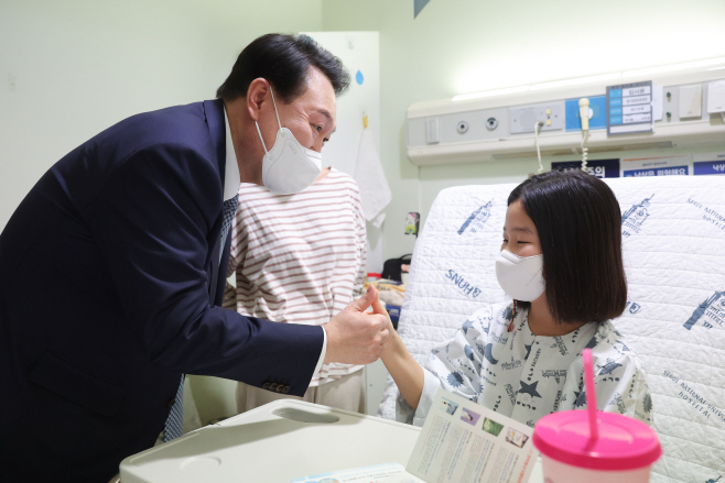 서울대어린이병원 찾은 윤석열 대통령<YONHAP NO-2891>