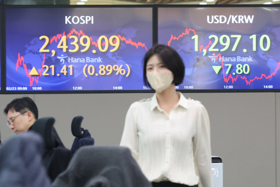 기준금리 동결...코스피 상승<YONHAP NO-3082>