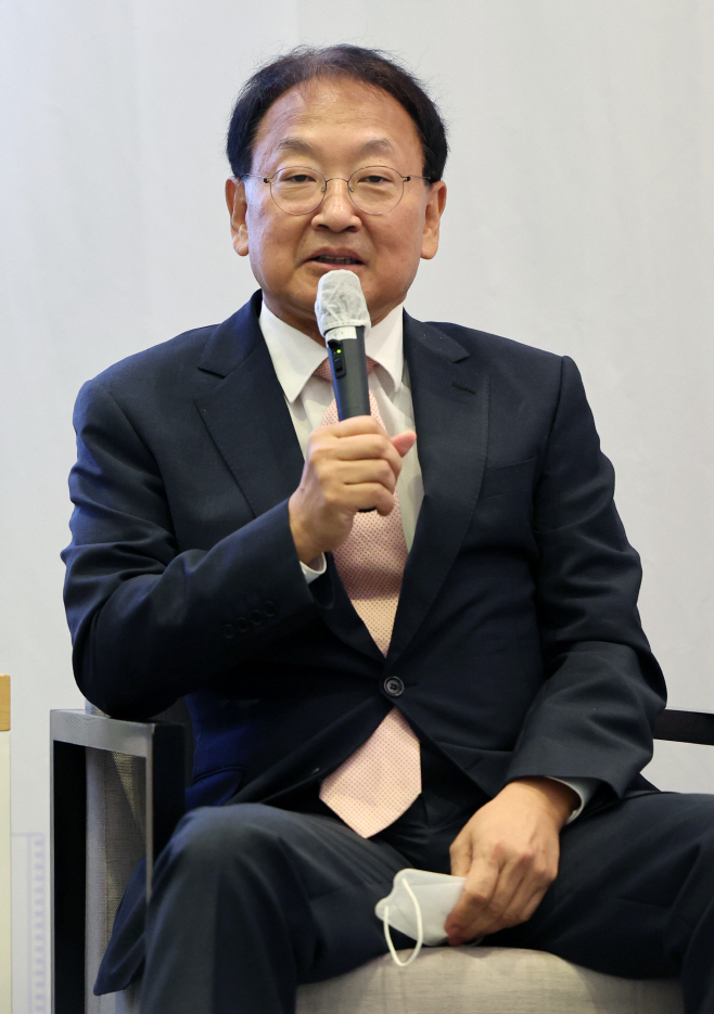 토론하는 유일호 전 기재부 장관<YONHAP NO-4127>
