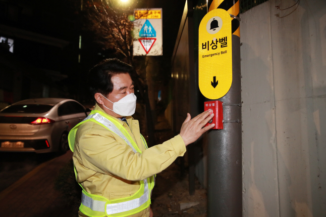 사진1. 설치된 비상벨 작동을 점검 중인 박준희 구청장