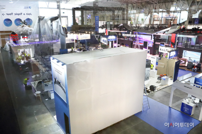 [KT사진5]MWC2023 전시 오픈 준비