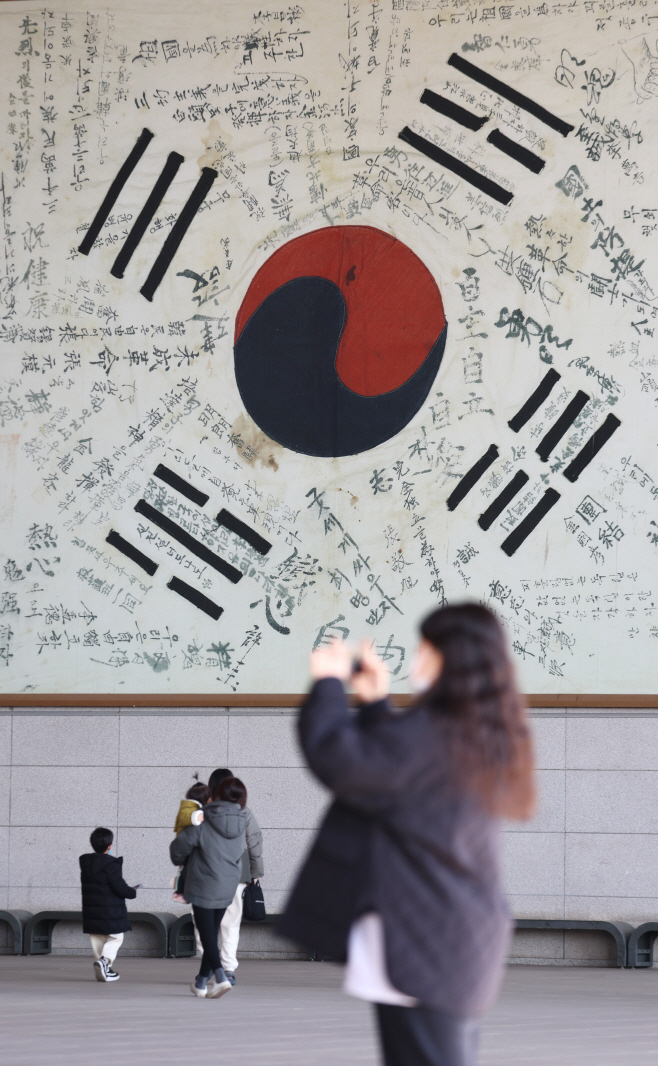 3·1절 앞두고 한국광복군 서명 태극기 살펴보는