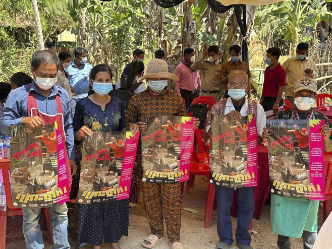 Cambodia Bird Flu <YONHAP NO-3230> (AP)