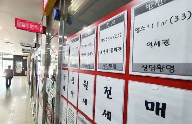 서울 시내 부동산 중개업소에 월세와 전세 안내문이 걸려있다.