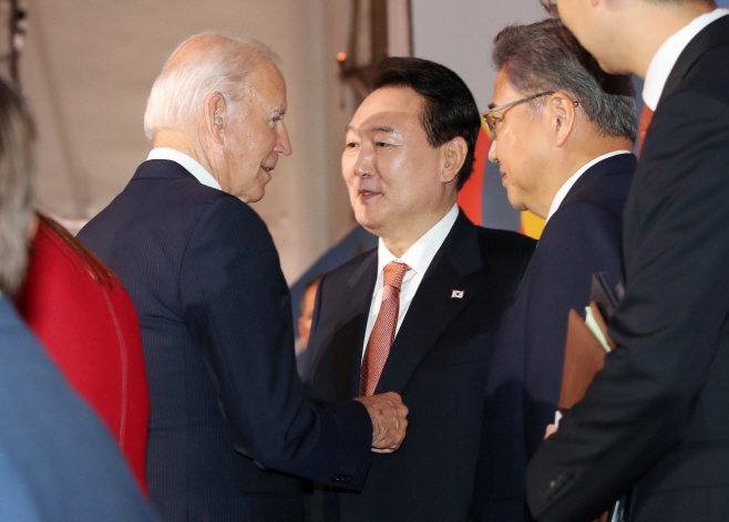 바이든 대통령과 대화하는 윤석열 대통령