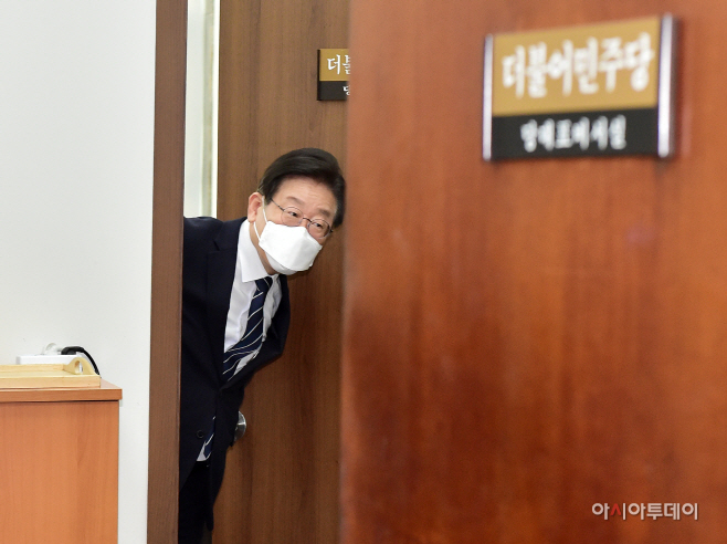 [포토] 대표실 문열고 고개 내민 이재명 대표