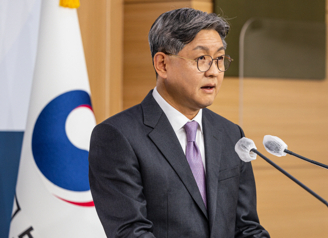 취재진 질문에 답하는 임수석 외교부 대변인<YONHAP NO-4523>